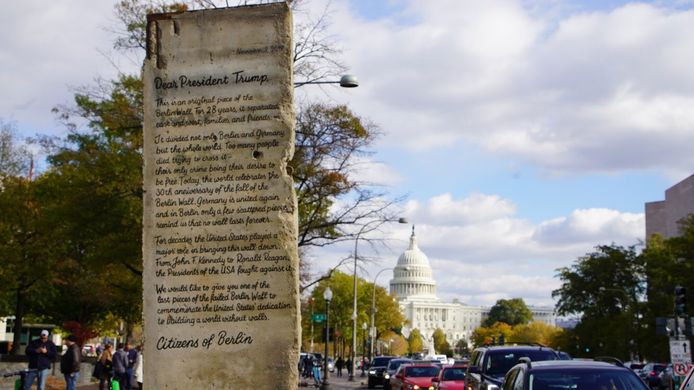 Het stuk van de muur met daarop een open brief arriveerde vandaag in Washington D.C.