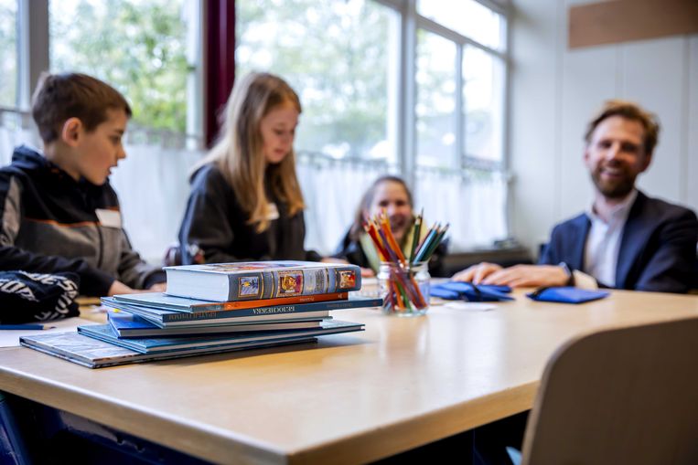 Minister voor primair- en voortgezet onderwijs Dennis Wiersma op bezoek in een basisschoolklas. Beeld ANP