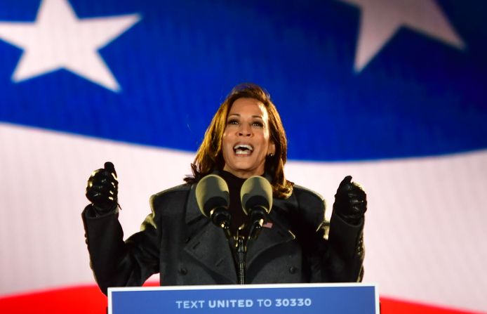 Kamala Harris tijdens een verkiezingsbijeenkomst in november 2020.