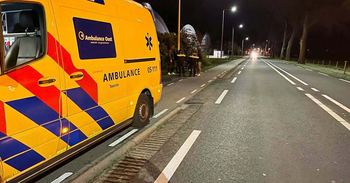 Gewonde bij aanrijding tussen fietser en scooter in Enschede.