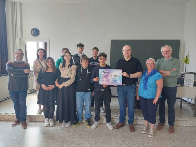 Leerlingen Burgerschool schenken ruim 300 euro aan De Sociale Kruidenier