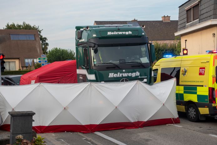 Op het kruispunt van de Colmanstraat en de Heirweg in Kalken (Laarne) werd een fietser gegrepen door een vrachtwagen. De fietser overleed ter plaatse.