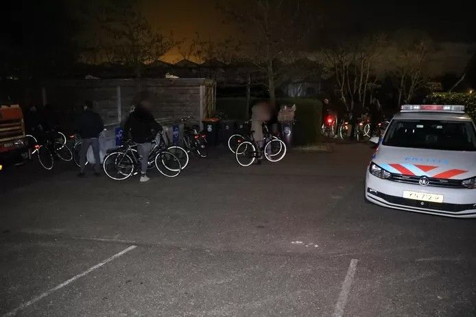 In De Lier zouden zo’n 50 personen zich verzameld hebben in een kroeg, verstopt in een bedrijfspand.