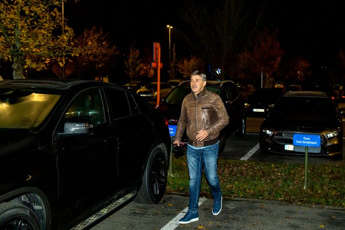 Mazzu stapt zondagavond in de Luminus Arena naar zijn wagen.