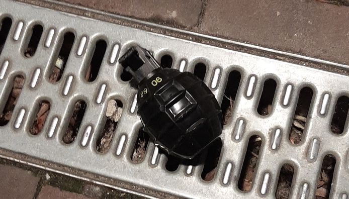 De granaat die lag bij het appartementencomplex aan de Gasthuisstraat in Kerkdriel.