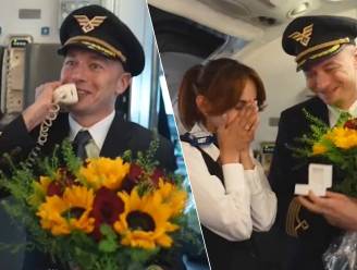KIJK. Liefde hangt in de lucht: Poolse piloot Konrad vraagt vriendin, stewardess Paula, ten huwelijk tijdens vlucht