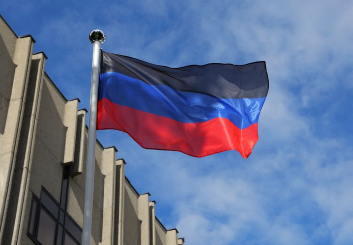 Een vlag van de 'Volksrepubliek Donetsk' wappert aan de ambassade in Moskou.