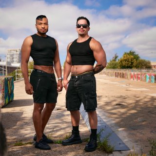 Alexandro (37) en William (29) dragen dezelfde outfit: ‘Niet alle plekken lenen zich voor een outfit als deze, sommige mensen kunnen daar niet mee omgaan’