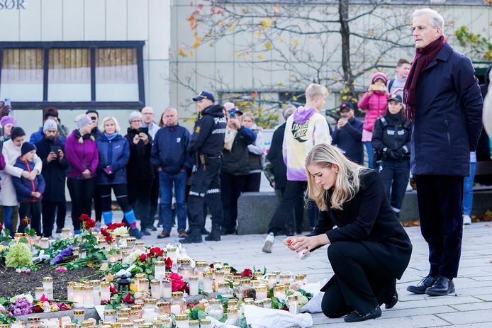 De Noorse premier Jonas Gahr Store en minister van Justitie Emilie Enger Mehl leggen bloemen neer voor de slachtoffers en steken kaarsen aan.