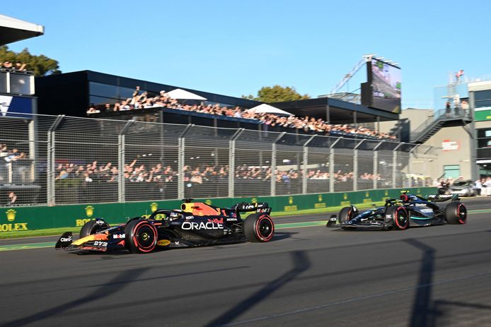 Max Verstappen passeert Lewis Hamilton in Melbourne vorig jaar.