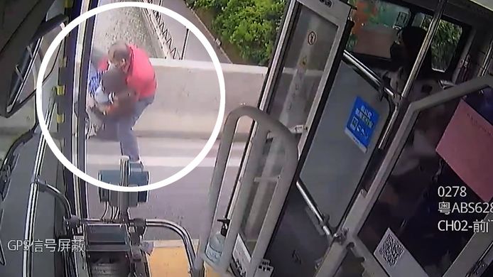 Un chauffeur de bus sauve une femme qui tente de se suicider avec son fils en sautant d'un pont en Chine.