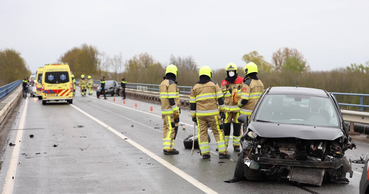 Twee gewonden bij ernstig ongeluk op N835 bij Zoelen, brug afgesloten.