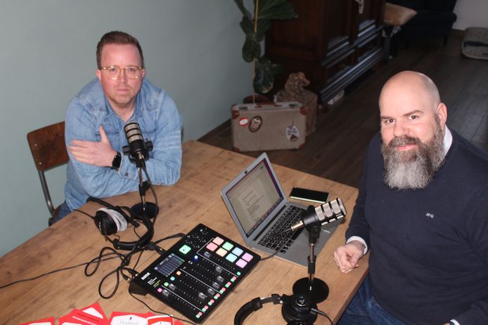 Niels Damen (links) en Mark Dekkers tijdens het maken van de podcast (foto Femke Dekkers)