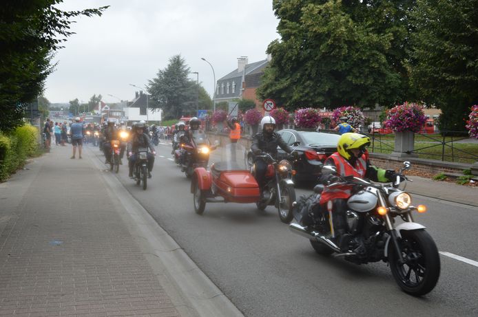 De brandweerwagen werd bij vertrek begeleid door onder meer een groep motorrijders.