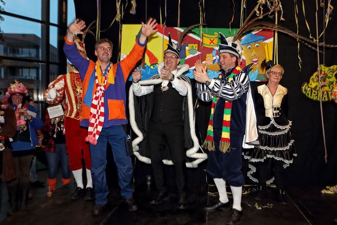 De Herauten werden uitgereikt aan: Stichting Carnaval De Heen, Stichting Kruislands Karnaval, Stichting Karnaval Steenbergen en Carnavalsvereniging 't Vosse-Ol in Steenbergen. Foto Chris van Klinken
