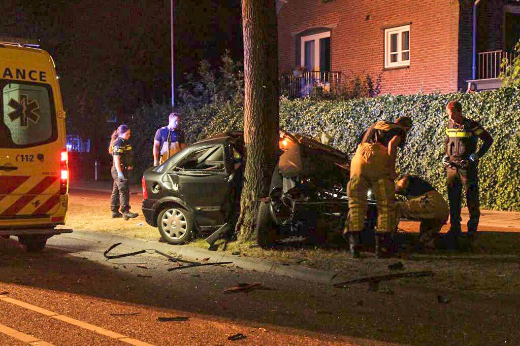 Man 26 Verongelukt In Helmond Auto Om Boom Gevouwen Foto Ad Nl