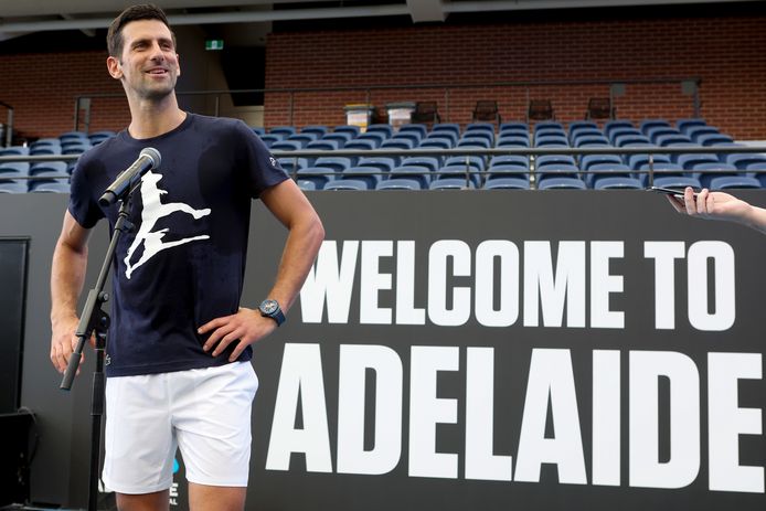 Grote glimlach bij Novak Djokovic tijdens een persmoment in Adelaide. Vorig jaar nog persona non grata in Australië - wegens niet-gevaccineerd - gaat de Serviër straks op zoek naar een tiende triomf op de Australian Open.