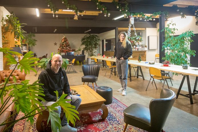 De inloop voor daklozen is nu nog aan de Visserstraat. Met hier Thijs Eradus en rechts zijn collega Geesje Liebregts