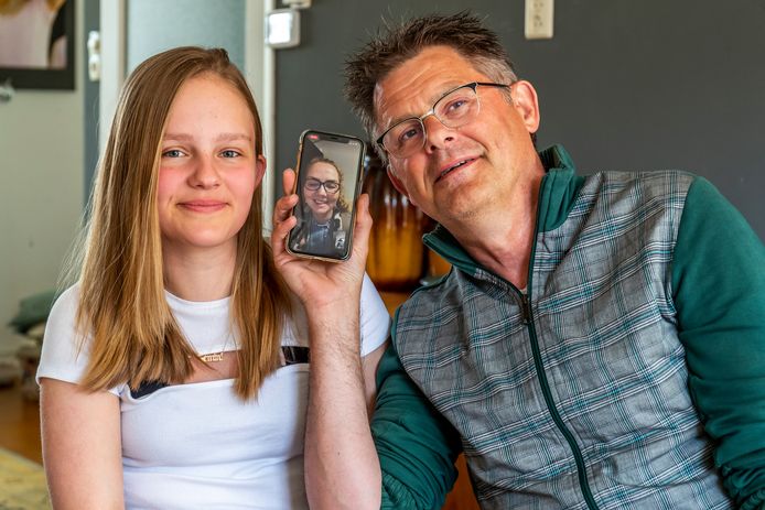 Vader Sjouke (58) en dochter Joy (13) Dijkstra aan het videobellen met vrouw en moeder, die dementie heeft.