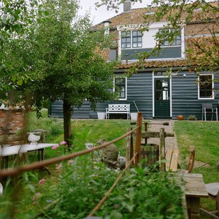De boomgaard in de achtertuin van dit Groningse café-restaurant is een ware zomeridylle