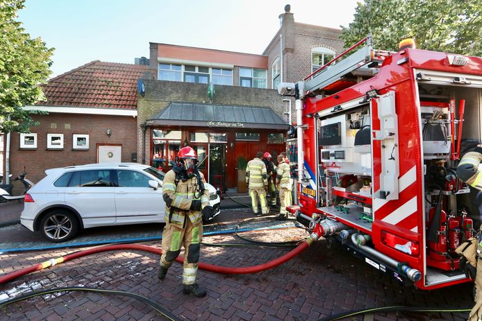 Brandweerlieden aan het werk bij Het Haventje op Urk.