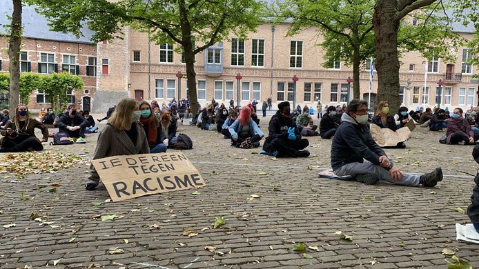 Demonstranten op het Abdijplein in Middelburg.