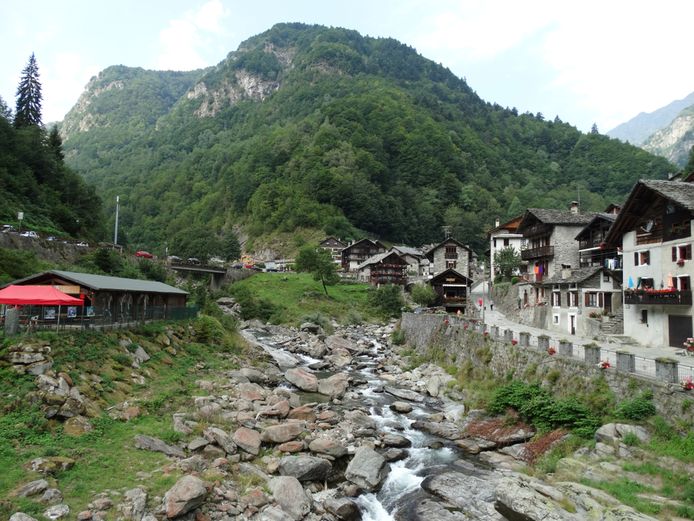 Het dorpje Rassa in het bergdal Valsesia, in de streek Piëmont.