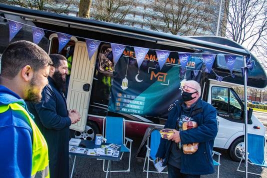 De Ramadan Tour van Moslim Empowerment Tilburg (MET). Organisatoren Mohamed El Hani (2e van links) en Mohammed Aknin (links) van MET vertellen over de Ramadan aan Tilburger en buurtbewoner Geert-Twan van Puijenbroek.