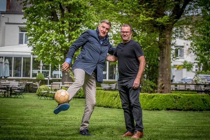 Bart Uyttersprot legt het WK-project van de Houten Bal uit samen met Jan Ceulemans.