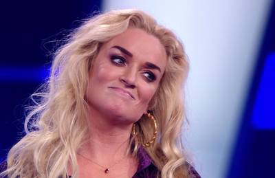Zieke topfavoriet Samantha Steenwijk op het nippertje door in The Voice