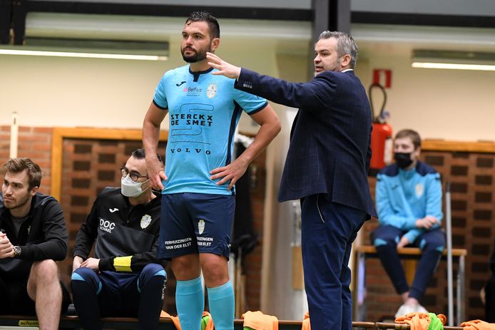 Luca Cragnaz geeft de laatste richtlijnen aan nieuwkomer Keko.