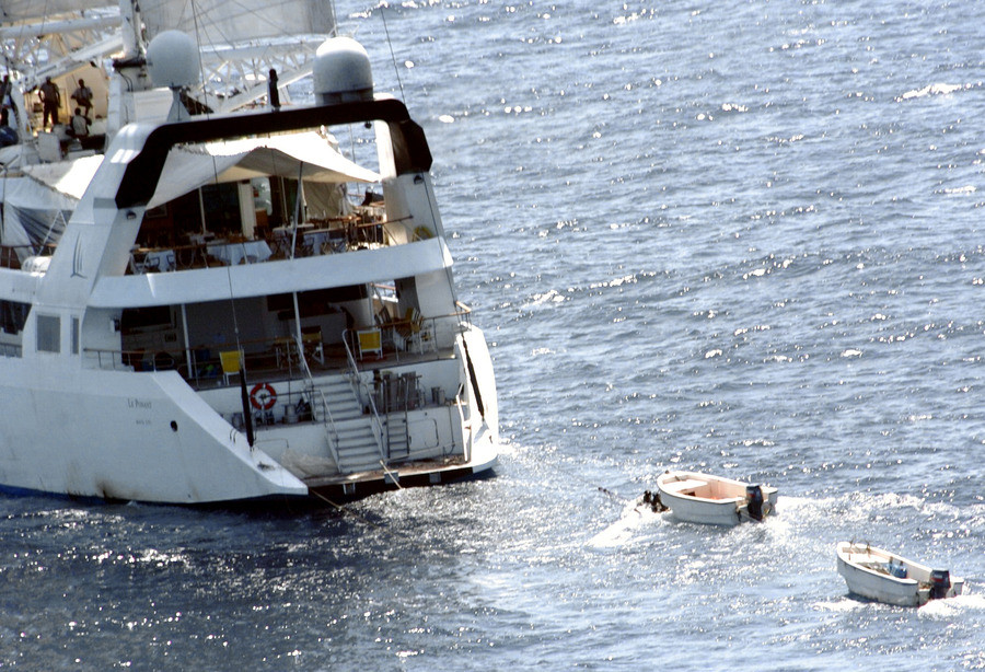 April 2008: de bemanning van het Franse zeilschip 'Le Ponant' wordt door Somalische piraten gegijzeld.