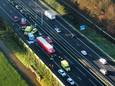 Op de A27 bij Noordeloos is een ongeluk gebeurd. Een bestelbus is achterop een vrachtwagen gebotst.