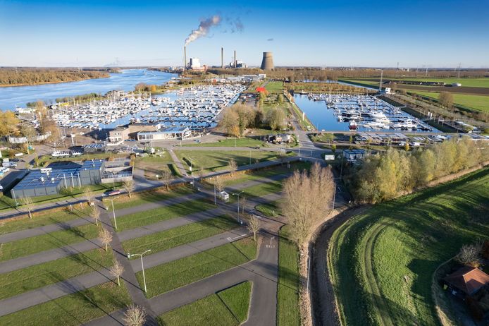 Jachthaven Biesbosch gaat de Schakel verder ontwikkelen. Dat is het gebied tussen de supermarkt (links) en het hotel in aanbouw (rechts tussen de bomen en de haven).