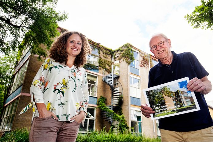 Buurtbewoners Wim Brunsveld en Lisanne Havinga vinden het modernistische pand van grote waarde is voor de wijk en willen dat het wordt gerenoveerd.