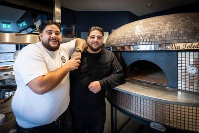 Davide en Luca openen pizzeria Via Toledo in Oldenzaal, maar ananas is een taboe: ‘Krijg je er in ee