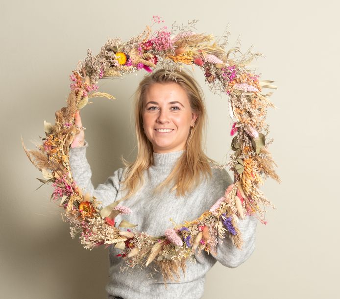 Voor haar creaties werkt Nena met droogbloemen in allerlei kleuren.