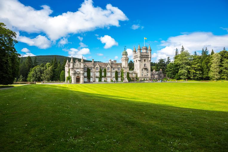 Balmoral Castle, het zomerverblijf van de Britse koninklijke familie. Koningin Elizabeth hoeft niet bang te zijn dat ze grond moet verkopen voor de aanleg van een milieuvriendelijke pijpleiding. Beeld AGF/Universal Images Group via G