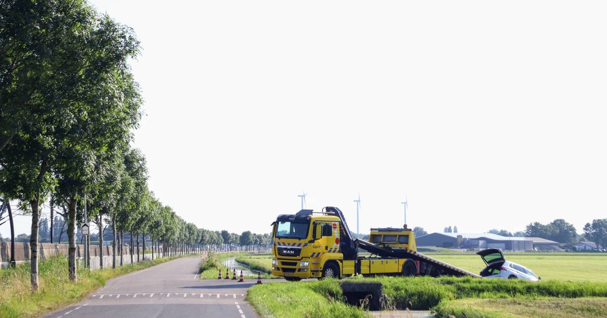 Automobilist wordt onwel en rijdt de sloot in bij de Roodakker in Kapel-Avezaath
