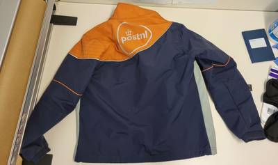Man onder invloed reed rond met kleding van de postbode en een bivakmuts: twee aanhoudingen in Boxte