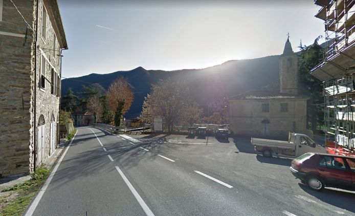 De Strada statale 28 door het Italiaanse dorpje Acquetico.
