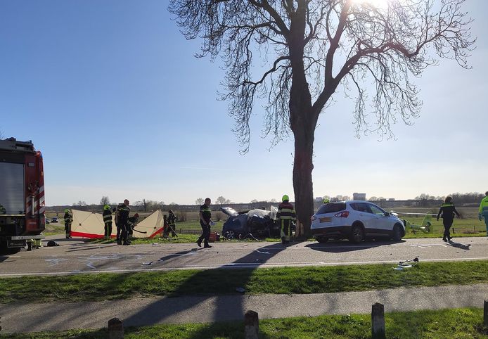 Bij een ernstig verkeersongeval op de N271 in Well zijn drie inzittenden van een auto om het leven gekomen.