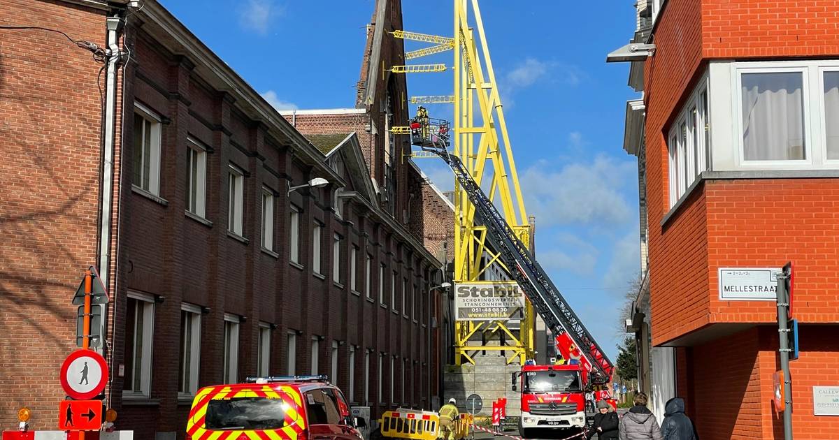 storm-dudley-straat-afgesloten-door-afwaaiende-brokstukken-uitgebrande