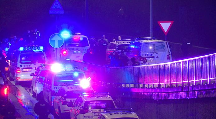 Politie doet onderzoek na de dodelijke aanrijding op de E25 Luik-Maastricht ter hoogte van Visé (Wezet).