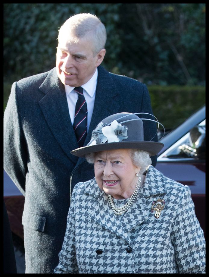 Ondanks de schandalen blijft de Queen achter haar lievelingszoon staan