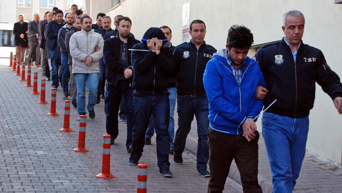 De Turkse politie pakt vermeende Gülen-aanhangers op.