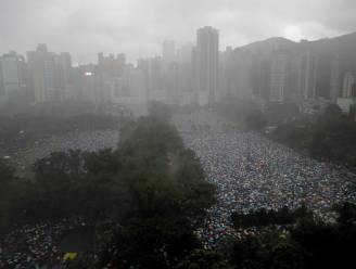 “1,7 miljoen demonstranten” komen ondanks gietende regen op straat in Hongkong