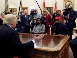 Kanye knuffelt Trump en steelt de show in Oval Office, maar blundert met iPhone