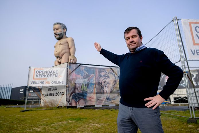 Michiel Steenbeke uit Eeklo is de nieuwe eigenaar van de 'Naakte reus'.