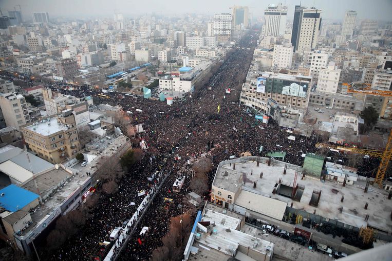 In de Iraanse stad Mashad volgen duizenden betogers de wagen met daarop het lichaam van Qassem Soleimani. Beeld AFP